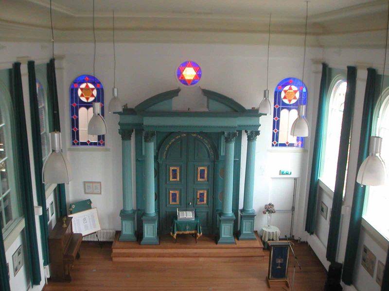 synagoge-podium-van-hun-site-foto